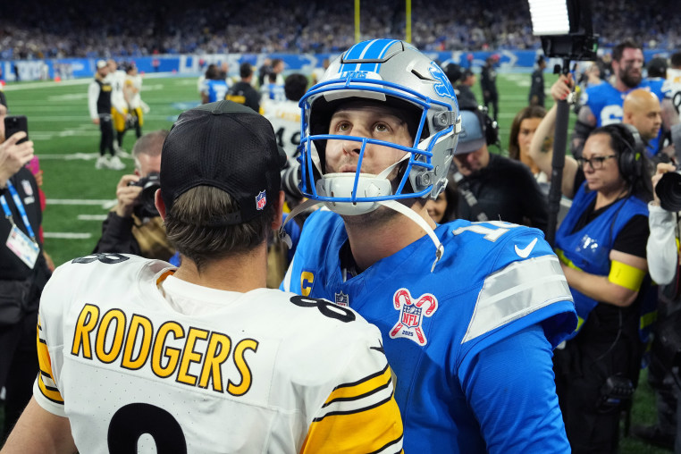Aaron Rodgers of the Pittsburgh Steelers and Jared Goff of the Detroit Lions meet after the Steelers beat the Lions 29-24. 