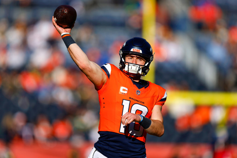 Image: Bo Nix of the Denver Broncos warms up before the game 