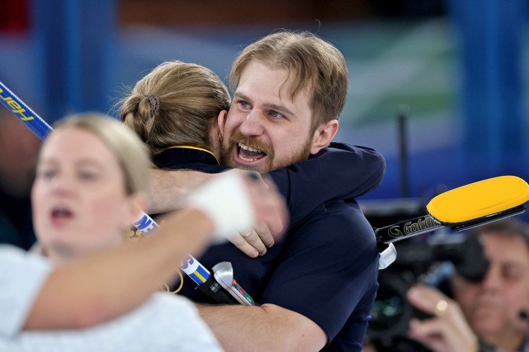 Gold medalists Isabella Wranaa and Rasmus Wranaa of Team Sweden hug