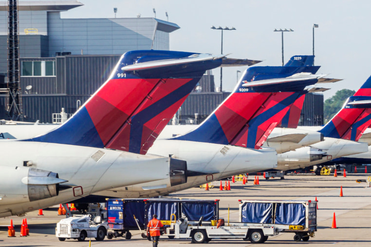 Georgia, Atlanta, Hartsfield-Jackson Atlanta International Airport, Delta Airlines, tarmac and aircraft service