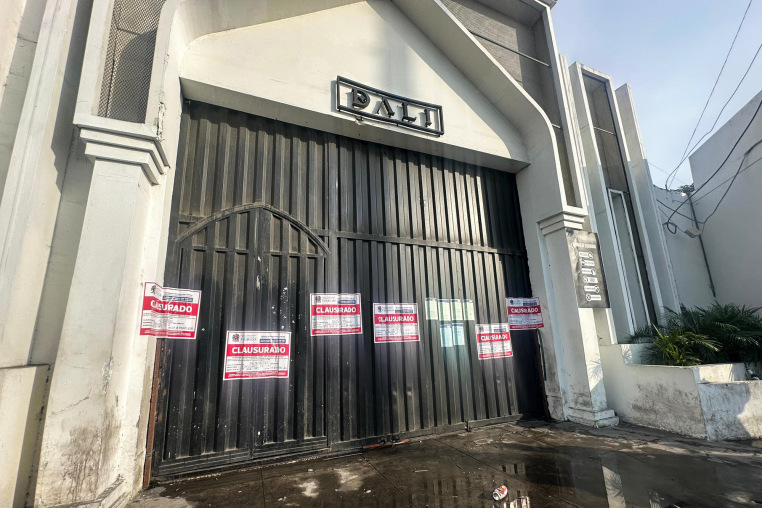 Closure notices at the entrance of Dali