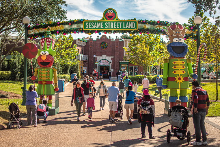Orlando,,Florida.,December,22,,2020.,Sesame,Street,Arch,In,Christmas
