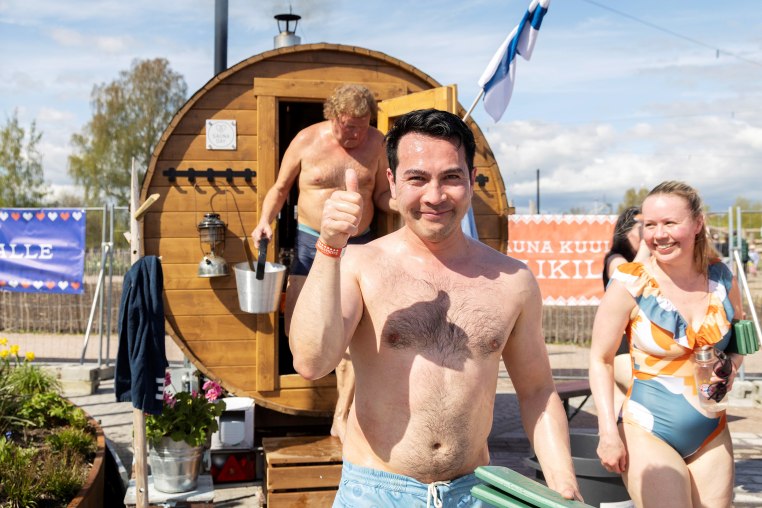 A grand public sauna event was held on Saturday at a park in Helsinki, capital of Finland. 15 mobile sauna rooms were set up in the park, offering free access to both locals and tourists. 