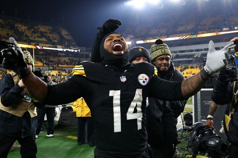 PITTSBURGH, PENNSYLVANIA - JANUARY 4: Kenneth Gainwell #14 of the Pittsburgh Steelers celebrates after winning an NFL football game against the Baltimore Ravens at Acrisure Stadium on January 4, 2026 in Pittsburgh, Pennsylvania. (Photo by Kevin Sabitus/Getty Images)