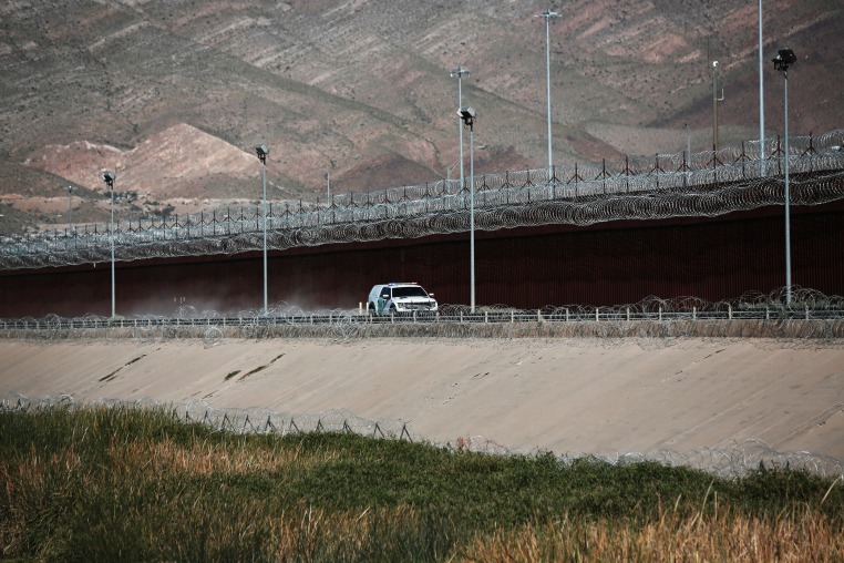 Mexican Army conduct search operation at border between Ciudad Juarez and El Paso