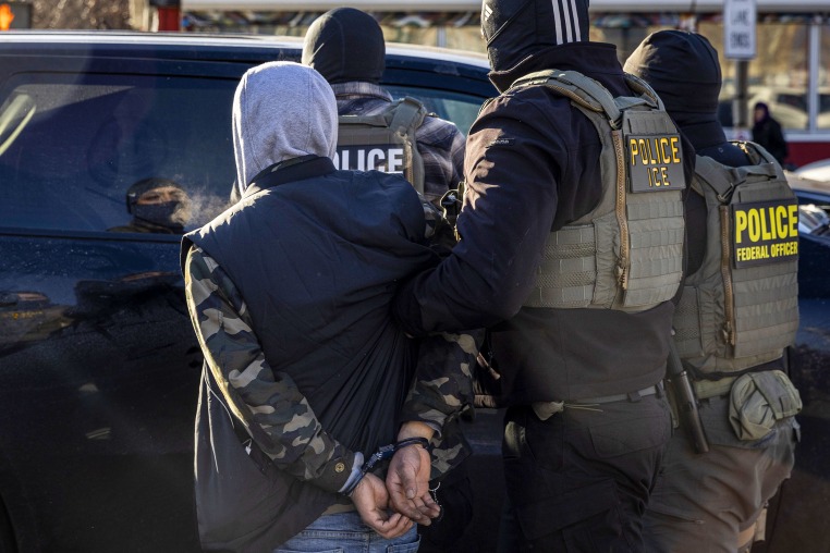 A Federal Agent arrest a man.