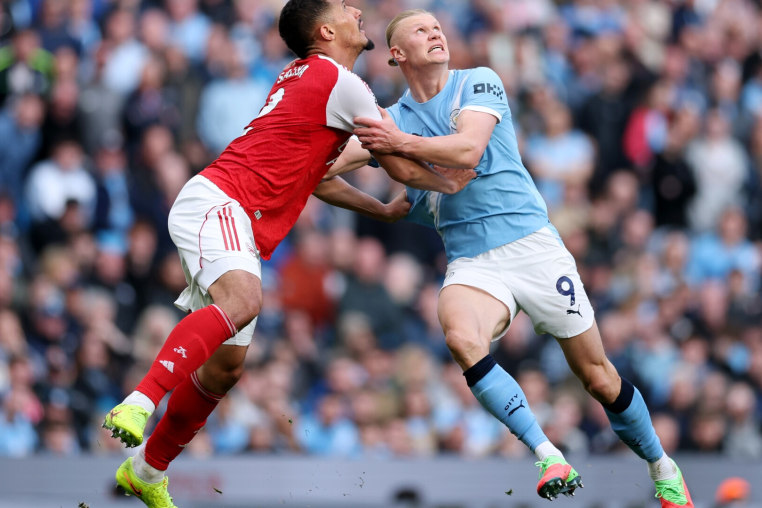 MANCHESTER, ENGLAND - APRIL 19: William Saliba of Arsenal and Erling Haaland of Manchester City battle for possession during the Premier League match between Manchester City and Arsenal at Etihad Stadium on April 19, 2026 in Manchester, England. (Photo by Michael Regan/Getty Images)