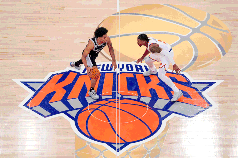Image: A slideshow gif of images from the San Antonio Spurs vs New York Knicks basketball game