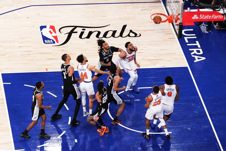 OG Anunoby makes a game-winning tip shot against San Antonio Spurs guards Dylan Harper and Devin Vassell on the basketball court