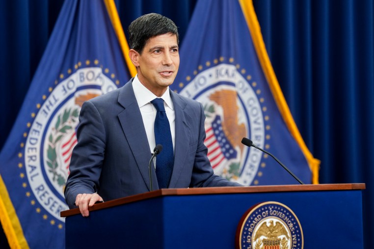 Kevin Warsh speaks at a podium