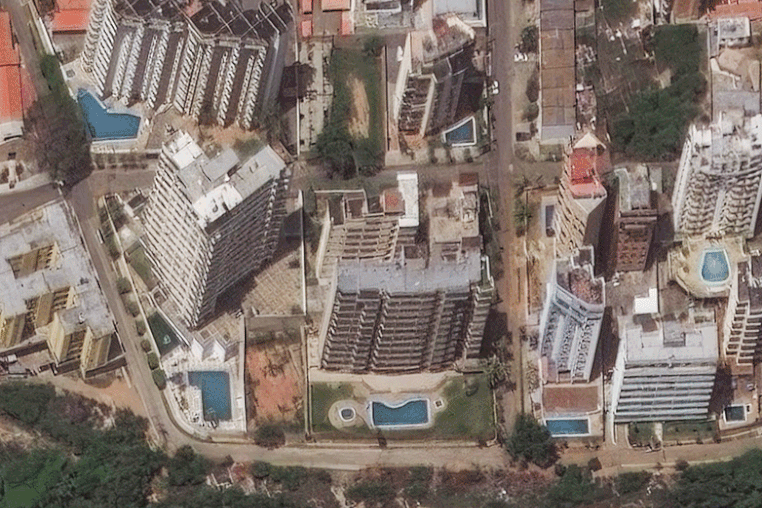 Apartment building in La Guaira, Venezuela, on June 22, 2026 and on June 25 after the earthquakes.