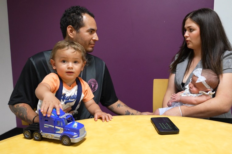 Bryan Rojas junto con su esposa Socorro Zaragosa, y sus dos hijos.