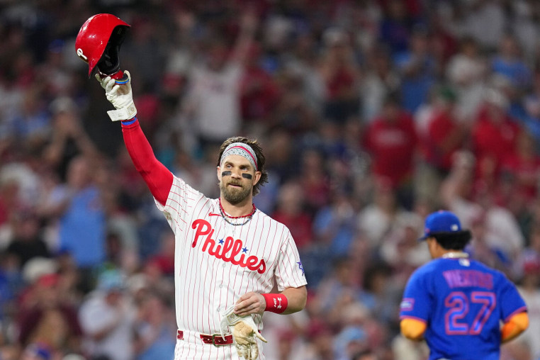 PHILADELPHIA, PENNSYLVANIA - JUNE 20: Bryce Harper #3 of the Philadelphia Phillies salutes the crowd after hitting a two RBI triple in the bottom of the fifth inning against the New York Mets at Citizens Bank Park on June 20, 2026 in Philadelphia, Pennsylvania. Harper completes the cycle after that triple. (Photo by Mitchell Leff/Getty Images)
