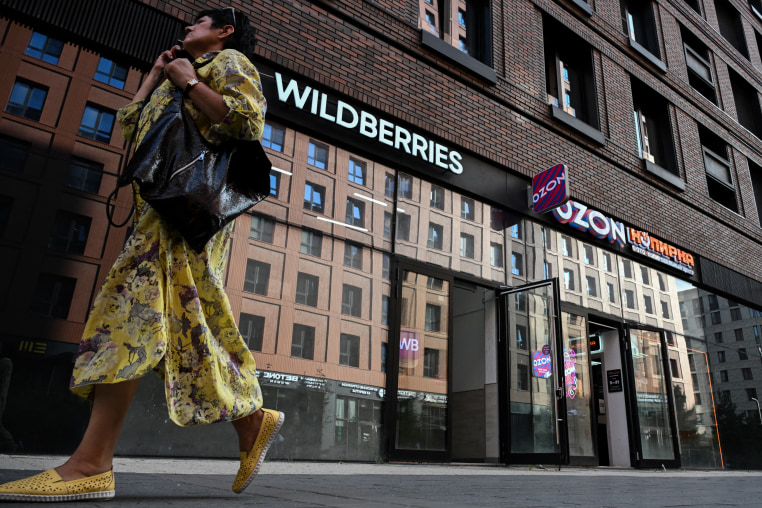 RUSSIA-UKRAINE-CONFLICT-ECONOMY-RETAIL
