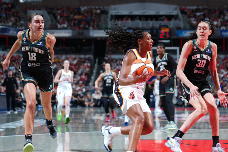 INDIANAPOLIS, IN - AUGUST 11: Kelsey Mitchell #0 of the Indiana Fever drives to the basket during the game against the New York Liberty on August 11, 2026 at Gainbridge Fieldhouse in Indianapolis, Indiana. NOTE TO USER: User expressly acknowledges and agrees that, by downloading and or using this Photograph, user is consenting to the terms and conditions of the Getty Images License Agreement. Mandatory Copyright Notice: Copyright 2026 NBAE (Photo by A.J. Mast/NBAE via Getty Images)