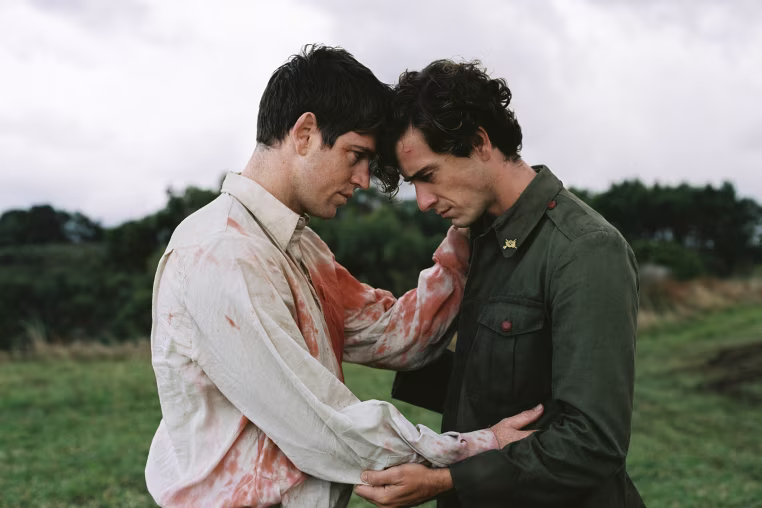 An analog film still from La Bola Negra.