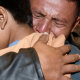 David Xol, de Guatemala, abraza a su hijo Byron en el Aeropuerto Internacional de Los Ángeles mientras se reencuentran después de haber sido separados hace aproximadamente un año y medio durante la separación de familias migrantes de Trump, el miércoles 22 de enero de 2020 en Los Ángeles.