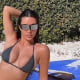 Kim Kardashian usando un bikini gris