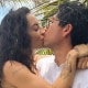 Marimar Vega y su esposo dándose un beso en la playa.