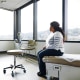 Una mujer se sienta en la camilla de un hospital.