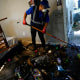 Un contratista limpia los desechos del huracán Ian en un apartamento que se inundó en Fort Myers, Florida, el 5 de octubre de 2022.