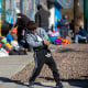 Un niño migrante juega con un juguete donado mientras acampa en una calle del centro de El Paso, Texas, el miércoles 21 de diciembre de 2022.