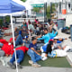 Migrantes recién llegados esperan en un garaje de la Oficina de Aduanas y Protección Fronteriza en Marathon, Florida, el 4 de enero de 2023.