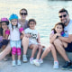 Jacky Bracamontes con su esposo Martín Fuentes y las hijas que comparten.