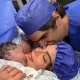 Ximena Navarrete y Juan Carlos Valladares en la sala de parto recibiendo a su bebé, Juan Carlos.