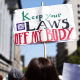 Un grupo de personas protestan el 15 de abril de 2023 en Los Ángeles, California.
