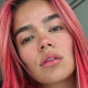 Karol G tomándose una selfie en bata de baño