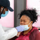 Una persona se somete a una prueba durante la pandemia de  COVID-19, en Nueva York, el lunes 20 de abril de 2020.
