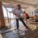 Las labores de limpieza en un restaurante en Thermal, California, tras inundaciones repentinas por tormentas, el 2 de septiembre de 2023.
