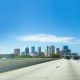 Una imagen que muestra el punto de vista de un conductor que transita por la autopista en Tampa, Florida. 