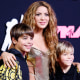 Shakira con sus hijos en los MTV VMAs 2023.