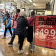 Compradores del Viernes Negro en la Plaza Herald, en Nueva York, el 24 de noviembre de 2023.
