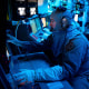 En esta imagen proporcionada por la Marina de los EE.UU., el jefe de Control de Incendios Kenneth Krull, asignado del navío USS Carney, trabaja en la consola del coordinador de sistemas de combate durante un simulacro  el 14 de octubre de 2023, en el este del Mediterráneo.