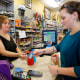 Stormie Whitten, de 25 años, utiliza su tarjeta EBT de Maine mientras hace compra de alimentos en un supermercado en Portland, Maine, el pasado 23 de julio.