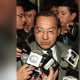 El entonces embajador de los Estados Unidos en Bolivia, Manuel Rocha, declara a la prensa el 11 de julio de 2001 en La Paz, Bolivia.