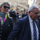 Bob Menéndez y su esposa llegan a la corte en la ciudad de Nueva York este 11 de marzo de 2024. 