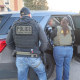 Agentes del Servicio de Inmigración y Aduanas llevan a cabo un operativo en El Paso, Texas, el 18 de marzo de 2024.