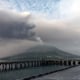 El volcán en el monte Ruang, en Indonesia, durante una erupción el 18 de abril de 2024.
