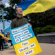 Un activista a favor de la ayuda a Ucrania se manifiesta frente al Capitolio, en Washington, DC, el 20 de abril de 2024.
