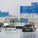 Autos abandonados en una carretera de Dubai, en los Emiratos Árabes Unidos, el 17 de abril de 2024.
