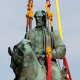 Worker hoist the statue 