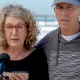 En esta imagen tomada de video, la australiana Debra Robinson junto a su esposo, Martin, se dirigen a los medios de comunicación en la playa de San Diego, el martes 7 de mayo de 2024 tras la muerte en México de sus dos hijos durante un viaje de surf. 