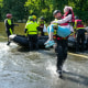 El bombero de Conroe Cody Leroy trasladaba a una residente en un bote, luego de que su casa se inundó tras una fuerte tormenta, el 2 de mayo de 2024.