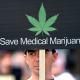 Un manifestante a favor de la marihuana para uso medicinal sostenía un cartel afuera del Centro Cívico de Augusta, Georgia, donde se realizaba una reunión de la legislatura estatal, el miércoles 28 de abril de 2021.