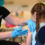 Una enfermera administra una dosis pediátrica de la vacuna contra el COVID-19 a una niña en una clínica de vacunación en el barrio de Sylmar, en Los Ángeles, California, el 19 de enero de 2022.