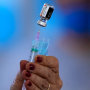 Un trabajador sanitario prepara una inyección de la vacuna contra el COVID-19 de Pfizer-BioNTech en un centro de salud comunitario en Brasilia, Brasil, el domingo 16 de enero de 2022.